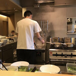 塩そば まえだ - 店主の背中