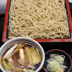 尾張屋 - ボキとちびつぬは去年食べたのと同じ、かしわせいろ1100円。
      せいろって、ざるそばみたいなもんなんだよね。
      ボキらは聞きなれなくて、去年お店の方に教えてもらいました。
      