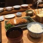 Keitei - お皿でテーブルの上がいっぱい？