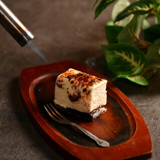 女子会コース チーズ堪能 メディアで話題の炙りチーズケーキ 3時間飲み放題付き 8品4000円 3500円 全席個室 チーズと肉バル Aqua 栄錦店 アクーア 栄 名古屋 居酒屋 食べログ