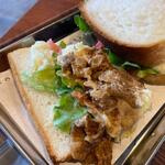 BOUQUCA BAKERY sandwich - 最初は添えられたナイフでカットせずそのまま食べようとしましたが具材がたっぷり入ってるので結局ナイフでカットして口に運びました。