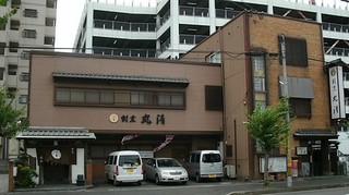 割烹 丸清 - 中津駅南口を出て直進すると、最初の交差点の左側にあります