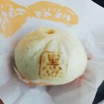 ウァン - 料理写真:黒豚まん