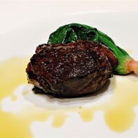 Ristorante Ecru - 北海道 蝦夷鹿の赤ワイン煮
                    シェフは照り焼きのように仕上げてまして、凄く良い食感に味わいです！
                    肉質は決して柔らか過ぎず、噛みながら鹿の旨みを引き出す楽しさが秀逸、野生的な味わいが際立ちます♪