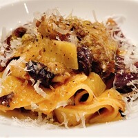 Ristorante Ecru - 高知県産 生後10か月の仔山羊の煮込みのタリアテッレ　びっくりする位に臭みは無く、トロンと柔らかでタリアテッレに馴染む美味しさなのです！ トロトロに煮込まれた仔山羊、この味付けは好きです♪ パルミジャーノチーズの塩味と芳醇な風味に、紫キャベツのちょっとした苦みが良いアクセント。 もっと食べたくなる美味しさのタリアテッレです♪