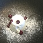 La Brianza - パンナコッタカシスソース。レディな色合い取り合わせおしゃれ☆ キュートでミルキーまろやか～おいしいわぁ