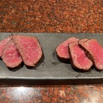 焼肉うしごろ - 厳選赤身肉の厚切りステーキ　〜ゲランド塩、山わさび醤油漬け、特製ステーキソース〜