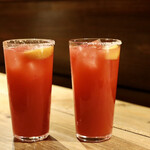 餃子とスパークリング バブルス - トマトチューハイ