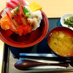 Umino Eki Shichinoya - 七のや海鮮丼１８９０円