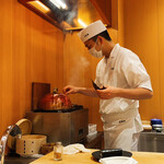 小松 弥助 - 炭で鰻を焼いて下さいます。
      良い香り♡