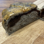 山の上ベーカリー&カフェ - あれ？あんこ少ないと思ったけど、食べるとパンがもちもちでたっぷりあんこと胡麻の風味！これは美味！塩がきいてて、いい！これはなかなかないあんぱんだわ！