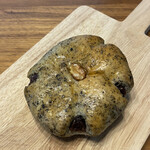 山の上ベーカリー&カフェ - なんか黒いのは、黒胡麻よ！トップには胡桃よ！