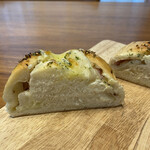 山の上ベーカリー&カフェ - 粒マスタードが効いてます！辛いくらい！玉ねぎがシャキシャキ！パンはふかふかです！グラタンパンみたい！美味しい！