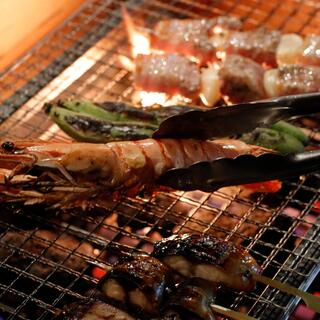 四季折々の新鮮食材の旨味を凝縮した炉端焼きや一品料理の数々