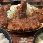 更科 - そびえ立つ山のようなトンカツ