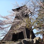 Nanshi Sarasoba - 出石の名物、辰鼓櫓（しんころう）と桜。
