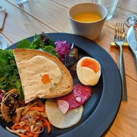 THE GATEHOUSE - 前菜　6種のデリプレート、パンプキンスープ