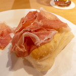 アドゥエパッシ - トルタフリッタにオン・ザ・ペルシュウ！脂が熱で溶けてこの組み合わせは堪らないです。