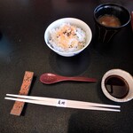 料亭・義経 - 鮭フレークかけご飯、お味噌汁