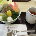 茶寮都路里 - 都路里あんみつ(981円)・・黒蜜＆ほうじ茶アイスをチョイス