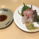 Sushi Choushimaru - 刺身盛り合わせ６３８円。赤身、トロ、鯛、えんがわ、イカ、甘エビ、鰺の７点盛りです(^｡^)。抜群というわけではありませんが、お値段を考えると上等な品です（╹◡╹）