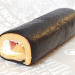 PASTEL - 恵方ロール
                        ココア風味のクレープ生地は光沢があり
                        見た目にもしっかり海苔を再現