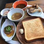 ジャパン キッチン アキバ - 洋食モーニング１９８０円。洋食プレート。奥に並ぶ、熊海老、カレー、香草グリルが、とても美味しかったです（╹◡╹）。朝からたっぷりタンパク質で、元気が出る朝食です(^｡^)