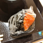 丸亀製麺 - 明太子オムスビ。ちょっと小さめ。