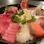 Kaioumaru - 大きな丼には、メインの鮪を始め、鯛、サーモン、カンパチ、ボタン海老･･･