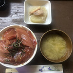 居喰処 光 - 2021/02/03
      本日のランチ まぐろづけ丼 500円