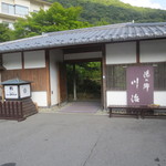 お客様を出迎える立派な寄付門