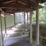 寄付門から玄関に続く趣のある外回廊