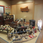 宿屋伝七 - ラウンジでは陶芸作家の作品が展示されていました