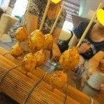 宿屋伝七 - 到着後、ラウンジで名物”焼団子”とお抹茶のサービス