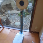 宿屋伝七 - 温泉ではやっぱり！このタイプの体重計が似合います