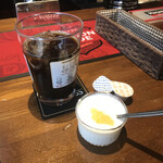 THE KING GEORGE English Pub - アイスコーヒーとヨーグルト。
      美味し。