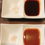 熟成豚 かわむら - 上が友達の「濃口ソース+アンデスの岩塩」
      下が私の「甘口ソース+アンデスの岩塩」