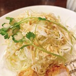 熟成豚 かわむら - キャベツにドレッシングをかけて！