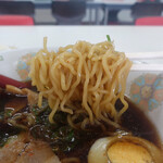 霞ポート食堂 - 麺にもスープの色が