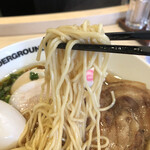 アンダーグラウンド ラーメン 頑者 - 細めの軽いウェーブ麺