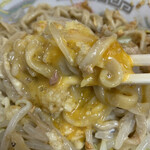 ラーメン二郎 - 黄身、ニンニク、フライドオニオンの1番濃い所をパクリ❣️