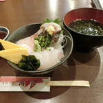 海鮮丼屋  海舟 - 本日の地魚三種盛り丼(ハガツオ・真鯛・馬頭鯛)
