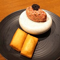 焼肉うしごろ 表参道店 - 厳選和牛のタルタルユッケ　イタリアの揚げパンニョッコフリットと共に