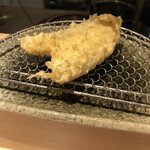 Tempura Kobashi - 少し臭みが残るのは、揚がりかたのせいかも。身もべったりしている。