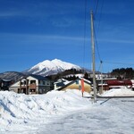 Shirakami Hanten - お店の前から岩木山♪