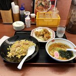 Gyouza No Oushou - 本日のランチ　７２３円（税別）