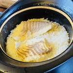 そば草香 - 鯛めしが炊き上がったみたいで
      運ばれてきました✨