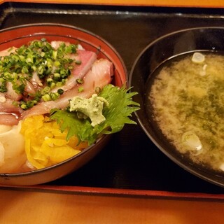 新宿でランチに使える海鮮丼 ランキング 食べログ