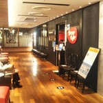 ハングリータイガー 横浜モアーズ店 - 流石に空いている。ちなみに左の椅子はHTのではなく共用ですので、待ちの人以外も座ります ><)