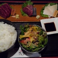馬刺しと焼き鳥 グルマン三年坂 - 